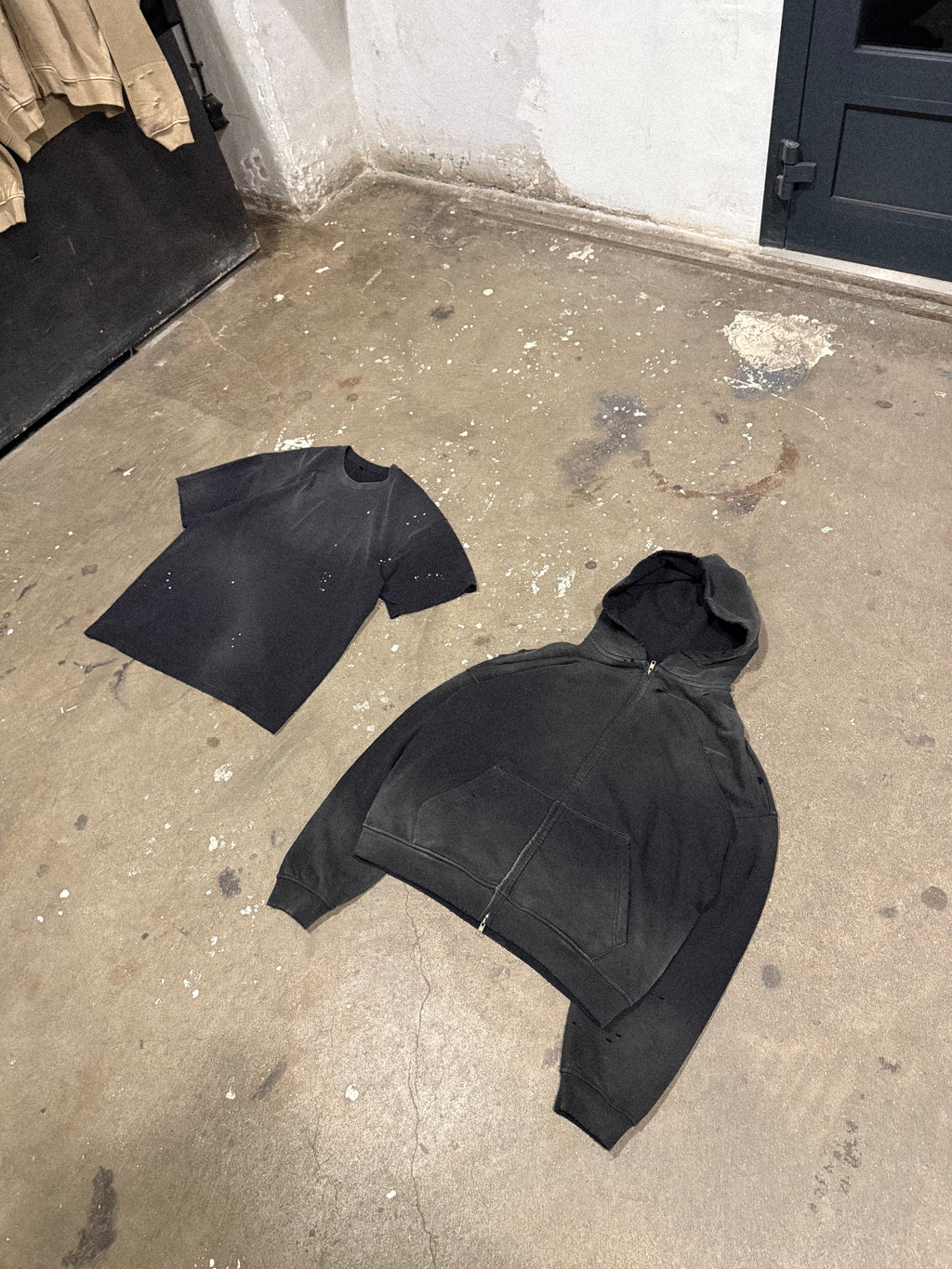 WASHED&DISTRESSED ZIP HOODIE BLACK